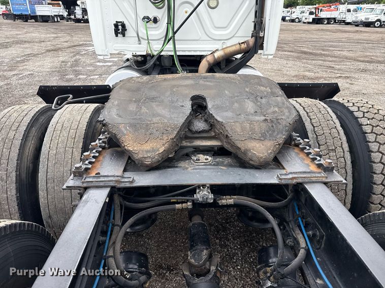 image for item EG5865 2012 Freightliner Cascadia semi truck