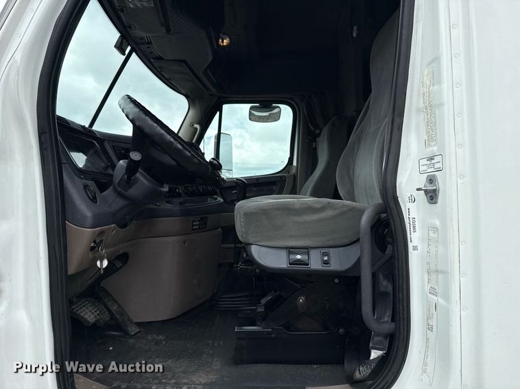 image for item EG5865 2012 Freightliner Cascadia semi truck