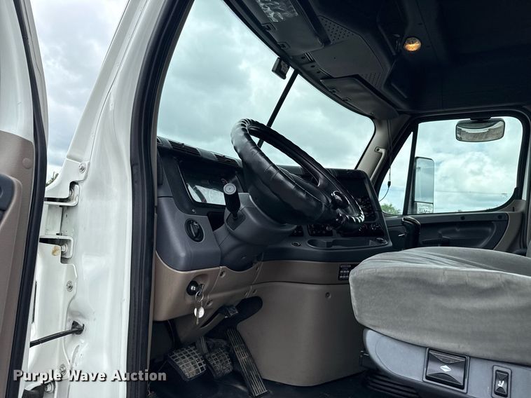 image for item EG5865 2012 Freightliner Cascadia semi truck