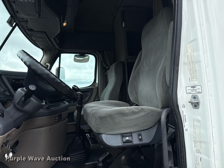 image for item EG5865 2012 Freightliner Cascadia semi truck