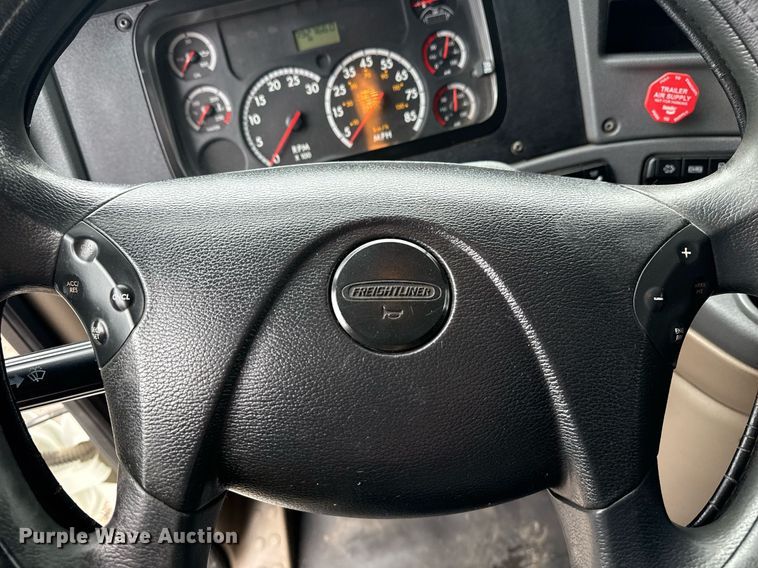 image for item EG5865 2012 Freightliner Cascadia semi truck