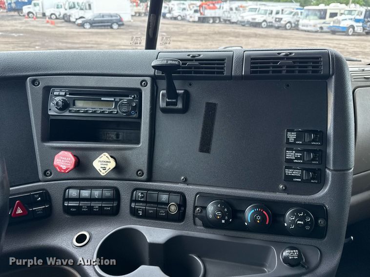 image for item EG5865 2012 Freightliner Cascadia semi truck