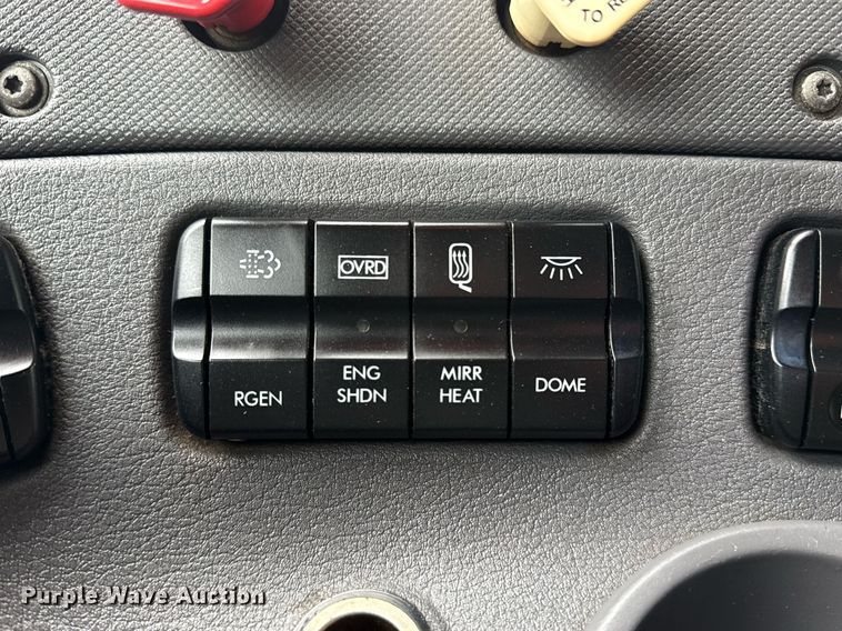 image for item EG5865 2012 Freightliner Cascadia semi truck