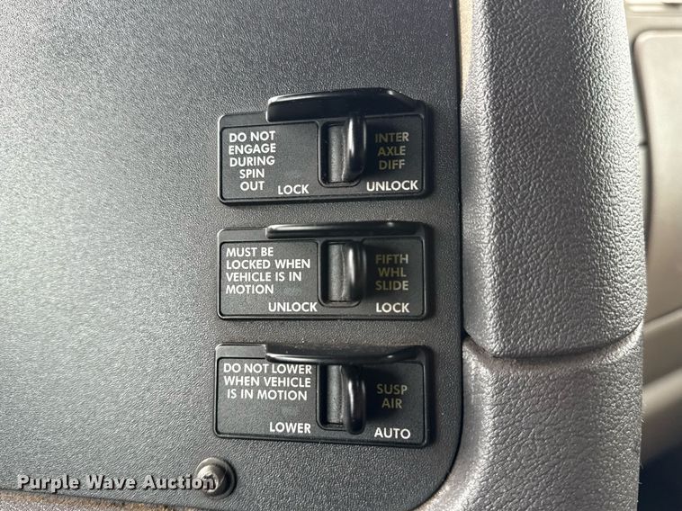 image for item EG5865 2012 Freightliner Cascadia semi truck