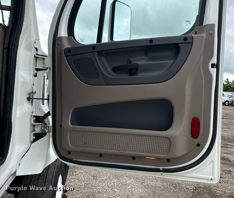 image for item EG5865 2012 Freightliner Cascadia semi truck