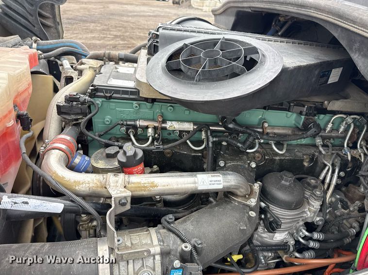 image for item EG5865 2012 Freightliner Cascadia semi truck