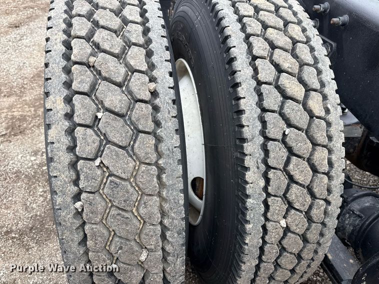 image for item EG5865 2012 Freightliner Cascadia semi truck