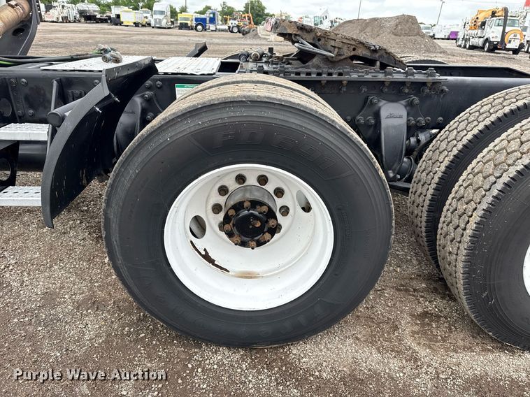 image for item EG5865 2012 Freightliner Cascadia semi truck