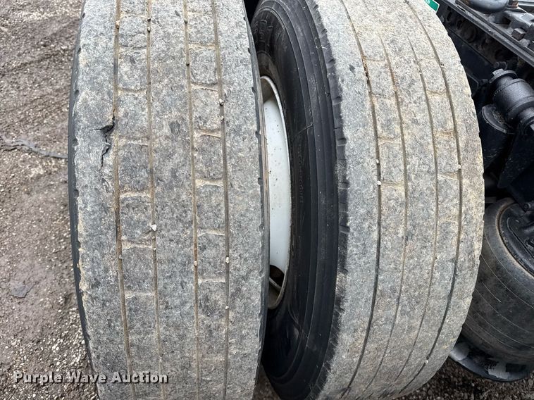 image for item EG5865 2012 Freightliner Cascadia semi truck