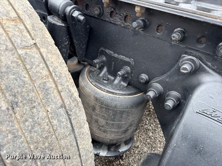 image for item EG5865 2012 Freightliner Cascadia semi truck