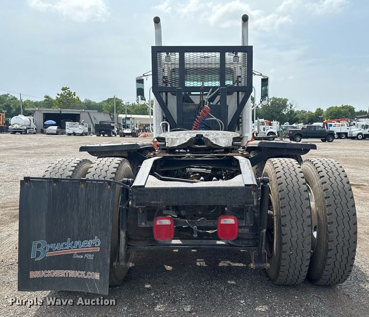 image for item EG6036 2012 Mack CHU613 semi truck