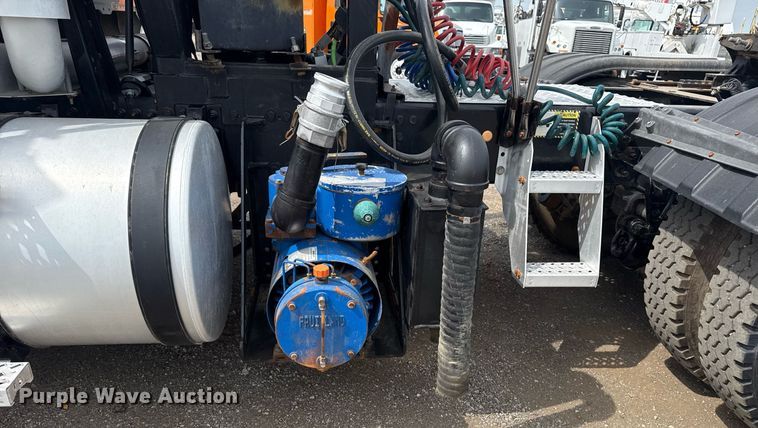 image for item EG6036 2012 Mack CHU613 semi truck