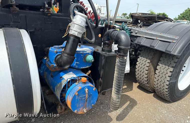 image for item EG6036 2012 Mack CHU613 semi truck