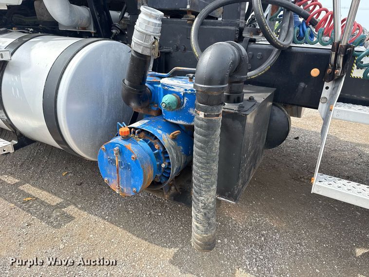 image for item EG6036 2012 Mack CHU613 semi truck