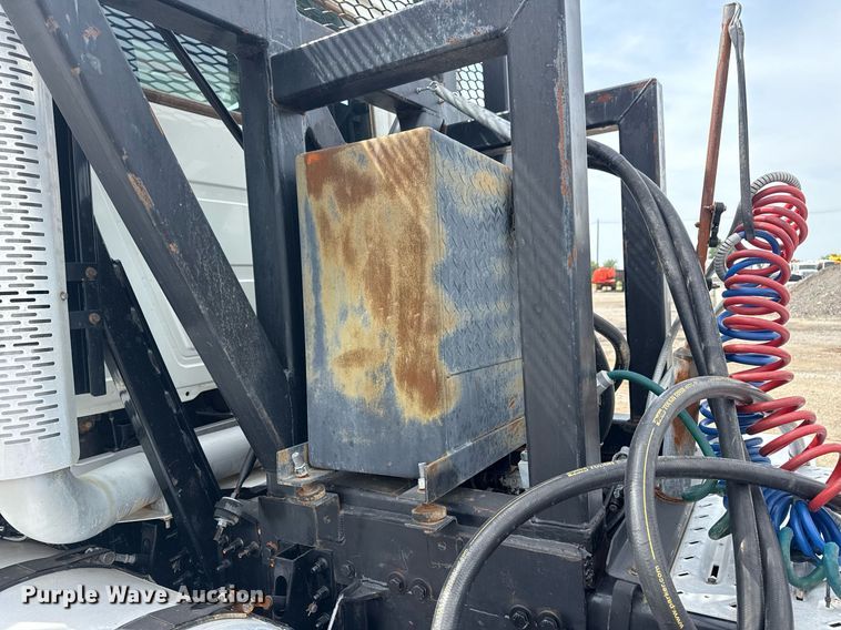 image for item EG6036 2012 Mack CHU613 semi truck