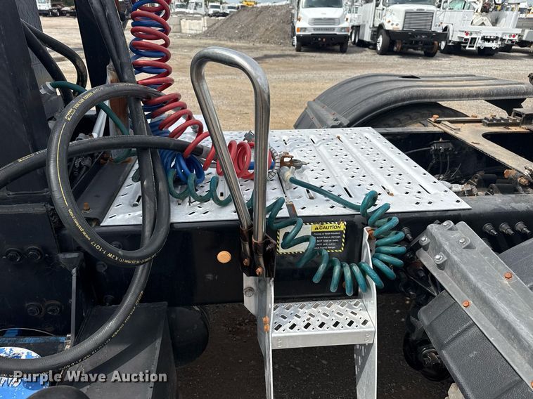 image for item EG6036 2012 Mack CHU613 semi truck