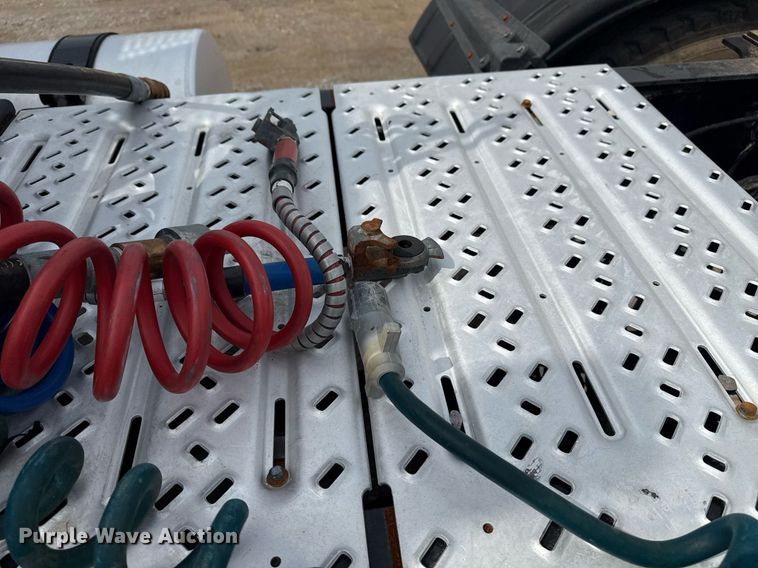 image for item EG6036 2012 Mack CHU613 semi truck