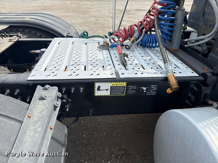 image for item EG6036 2012 Mack CHU613 semi truck