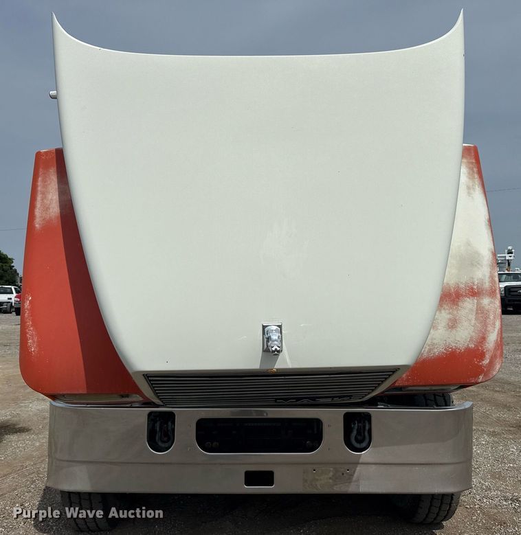 image for item EG6036 2012 Mack CHU613 semi truck