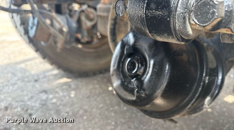 image for item EG6036 2012 Mack CHU613 semi truck