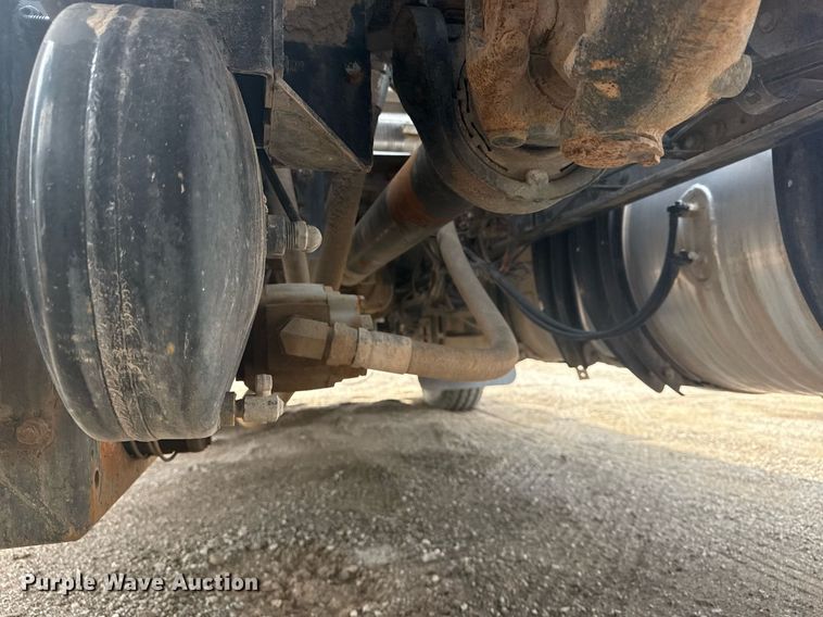 image for item EG6036 2012 Mack CHU613 semi truck