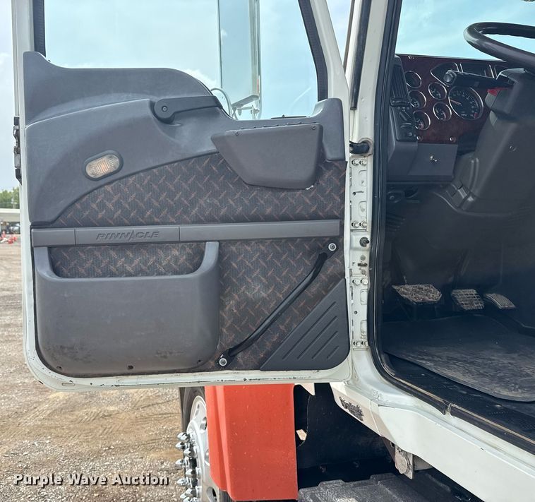 image for item EG6036 2012 Mack CHU613 semi truck