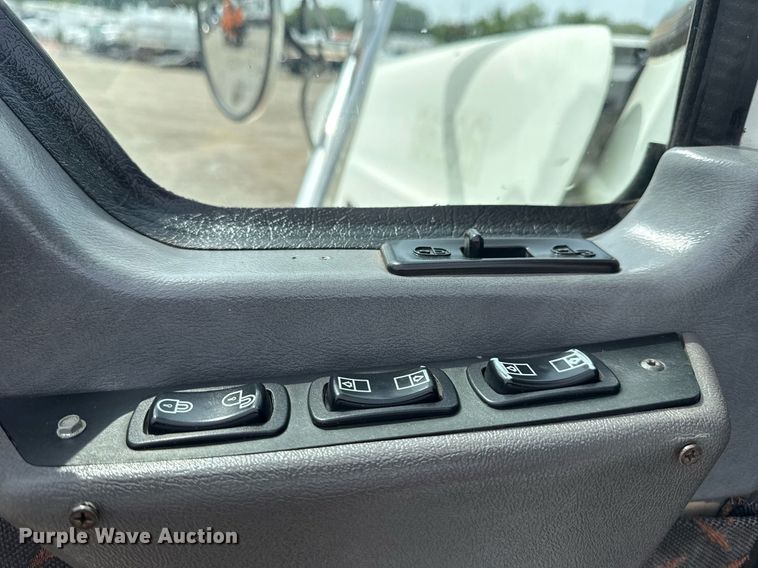 image for item EG6036 2012 Mack CHU613 semi truck