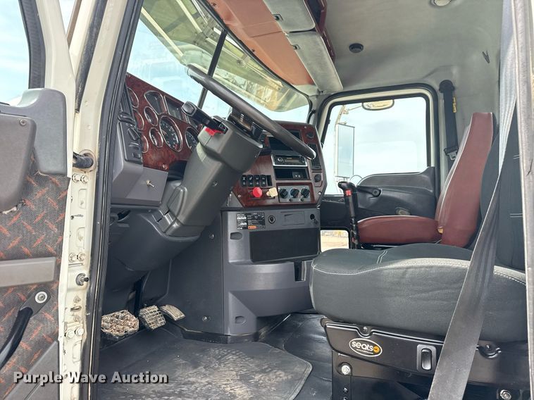 image for item EG6036 2012 Mack CHU613 semi truck