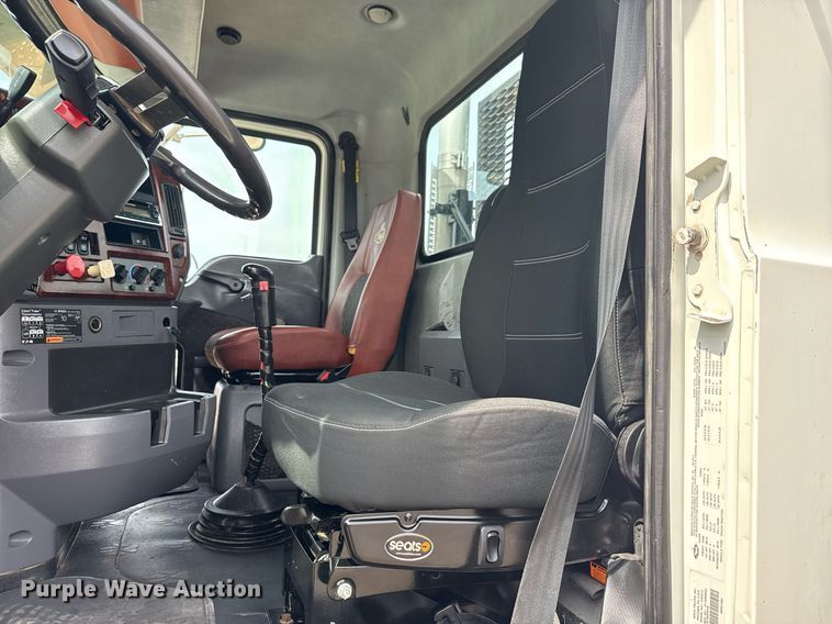 image for item EG6036 2012 Mack CHU613 semi truck