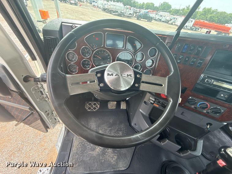 image for item EG6036 2012 Mack CHU613 semi truck