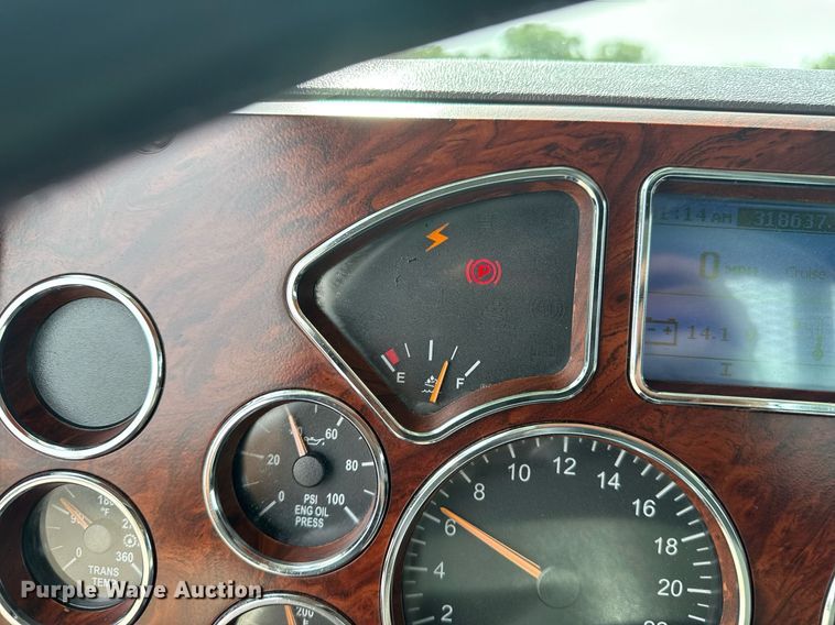 image for item EG6036 2012 Mack CHU613 semi truck