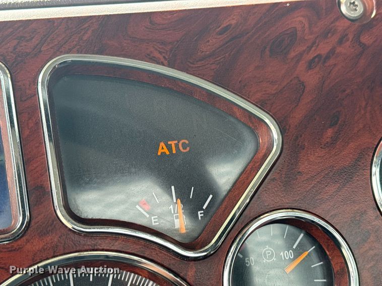 image for item EG6036 2012 Mack CHU613 semi truck