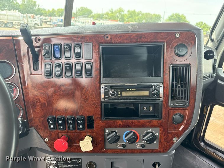 image for item EG6036 2012 Mack CHU613 semi truck