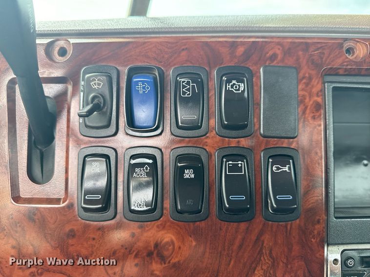 image for item EG6036 2012 Mack CHU613 semi truck