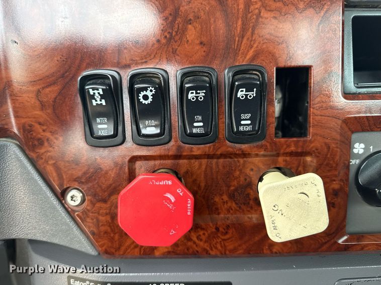 image for item EG6036 2012 Mack CHU613 semi truck