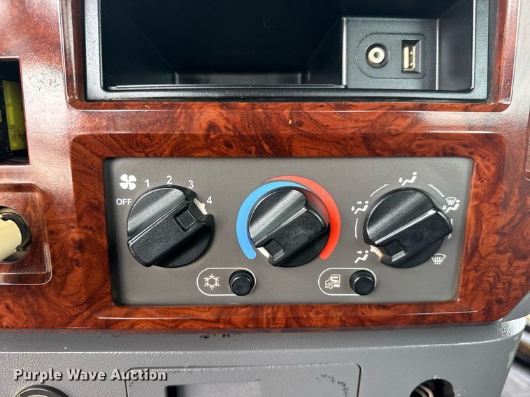 image for item EG6036 2012 Mack CHU613 semi truck