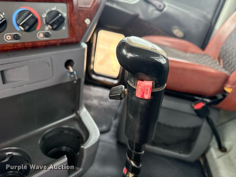 image for item EG6036 2012 Mack CHU613 semi truck