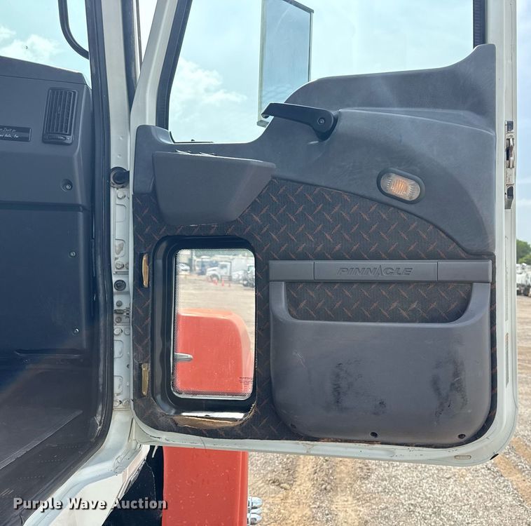 image for item EG6036 2012 Mack CHU613 semi truck