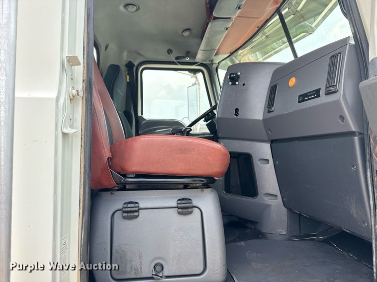 image for item EG6036 2012 Mack CHU613 semi truck