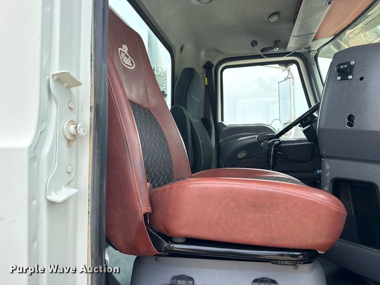 image for item EG6036 2012 Mack CHU613 semi truck