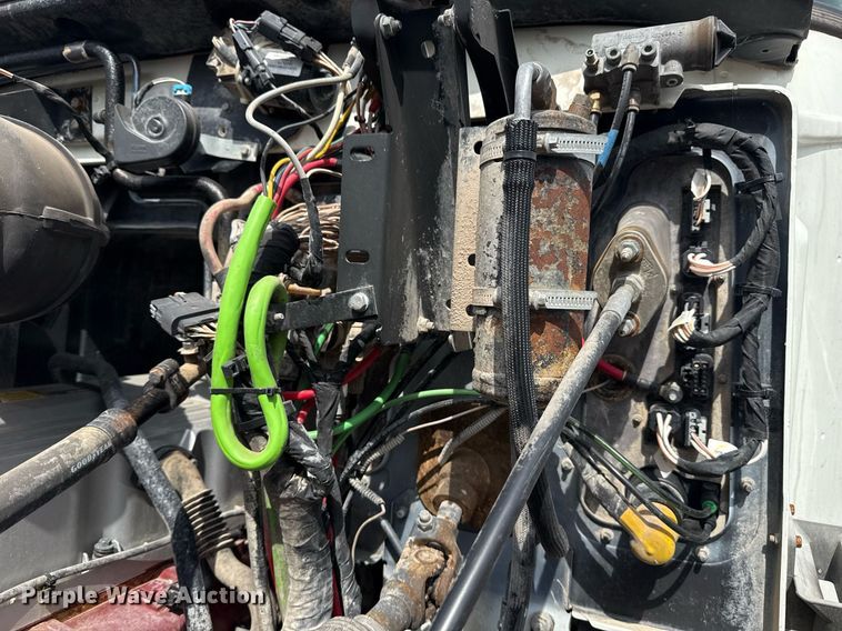 image for item EG6036 2012 Mack CHU613 semi truck