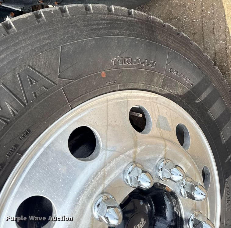 image for item EG6036 2012 Mack CHU613 semi truck