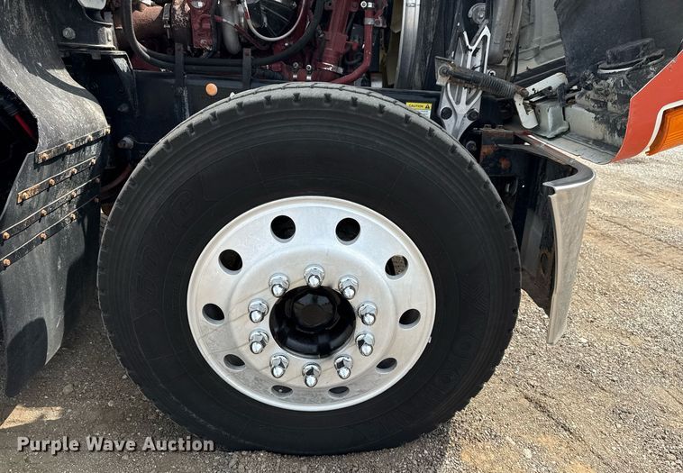 image for item EG6036 2012 Mack CHU613 semi truck