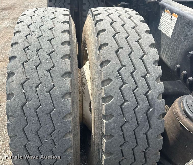 image for item EG6036 2012 Mack CHU613 semi truck