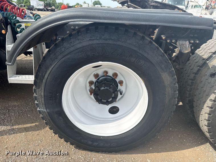 image for item EG6036 2012 Mack CHU613 semi truck