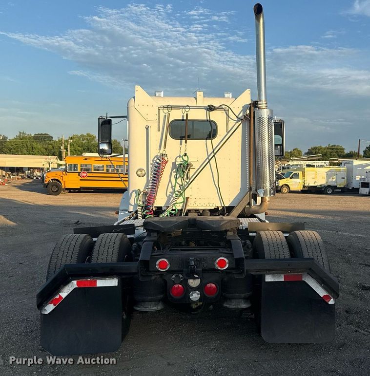 image for item EG6064 2000 Freightliner FLD semi truck