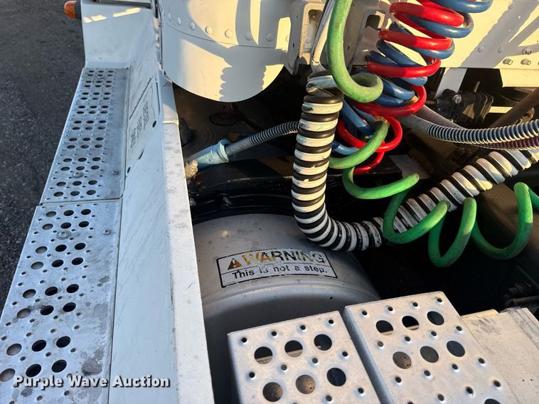 image for item EG6064 2000 Freightliner FLD semi truck