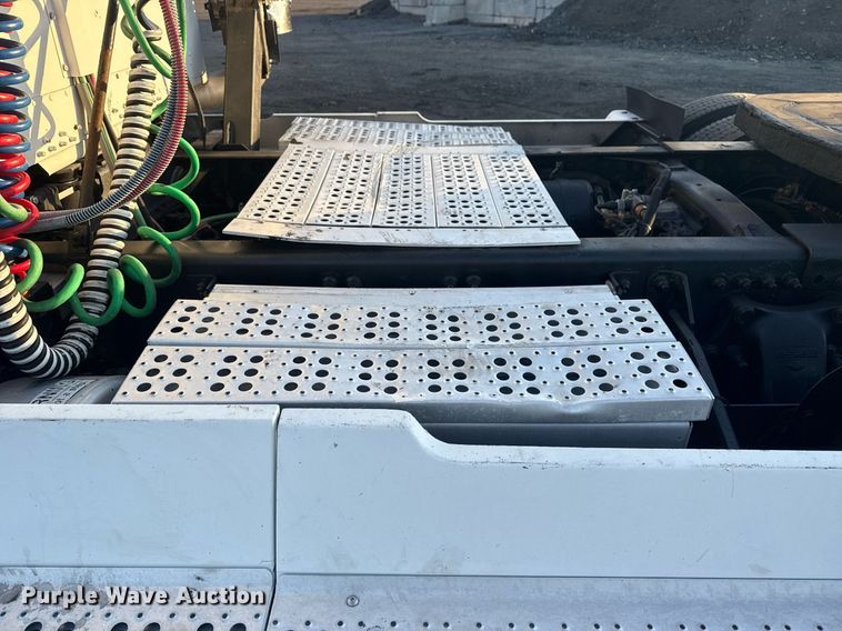 image for item EG6064 2000 Freightliner FLD semi truck