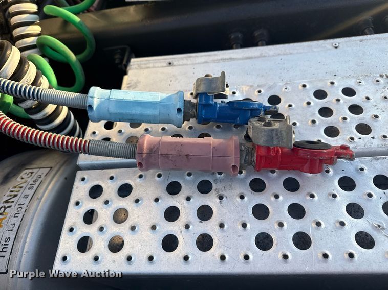 image for item EG6064 2000 Freightliner FLD semi truck