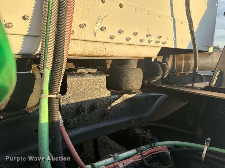 image for item EG6064 2000 Freightliner FLD semi truck